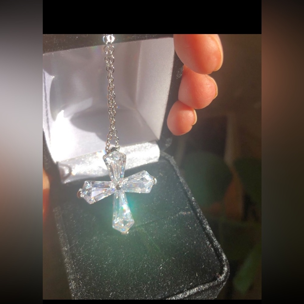 Gorgeous cross pendant necklace with no border with swarovski elements on sipver